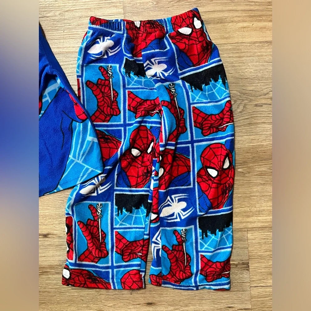 Spiderman 2-piece pajamas, size 4 - Picture 4 of 5